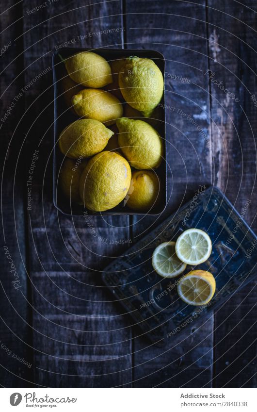Leckere Zitronen auf Holztisch frisch geschmackvoll Frucht Lebensmittel Gesundheit Zitrusfrüchte gelb süß organisch reif saftig Scheibe Vitamin natürlich