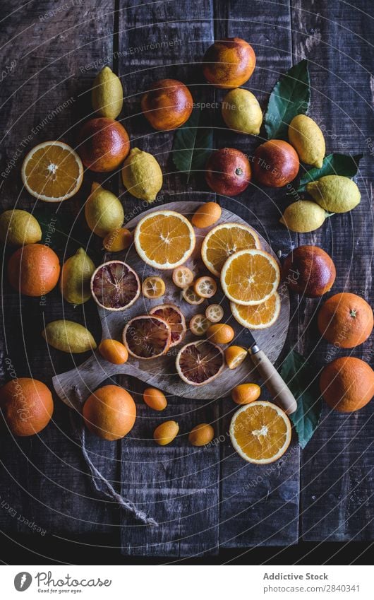 Geschnittene Zitrusfrüchte auf Holztisch Zitrone Orange rot frisch geschmackvoll Frucht Lebensmittel außergewöhnlich Sortiment Vielfalt Gesundheit gelb süß