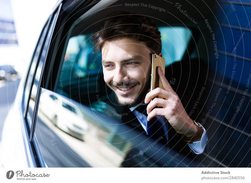 Lächelnder Geschäftsmann beim Telefonieren im Auto Mann Telefongespräch PKW Erfolg heiter Arbeit & Erwerbstätigkeit PDA Mitteilung benutzend Internet Business