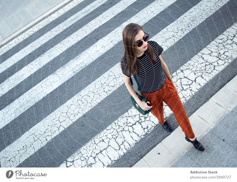 Porträt einer schönen jungen Frau, die auf der Straße posiert. Mädchen Mode Model Stadt Jugendliche Stil lässig Kaukasier traumhaft natürlich attraktiv Ausdruck