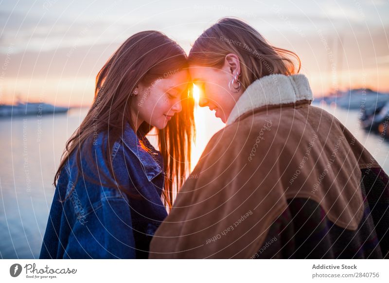 Süßes Paar Frauen, die bei Sonnenuntergang Spaß haben. Winter Mädchen Jugendliche Mensch Lifestyle Glück Freundschaft Zusammensein schön Liebe Porträt Aktion