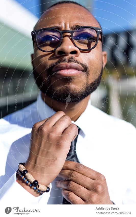 Junger stilvoller Mann mit Krawatte gelungen trendy Mode Bekleidung modisch Erfolg Erwachsene Porträt Anzug Stil selbstbewußt Geschäftsleute Afrikanisch schwarz