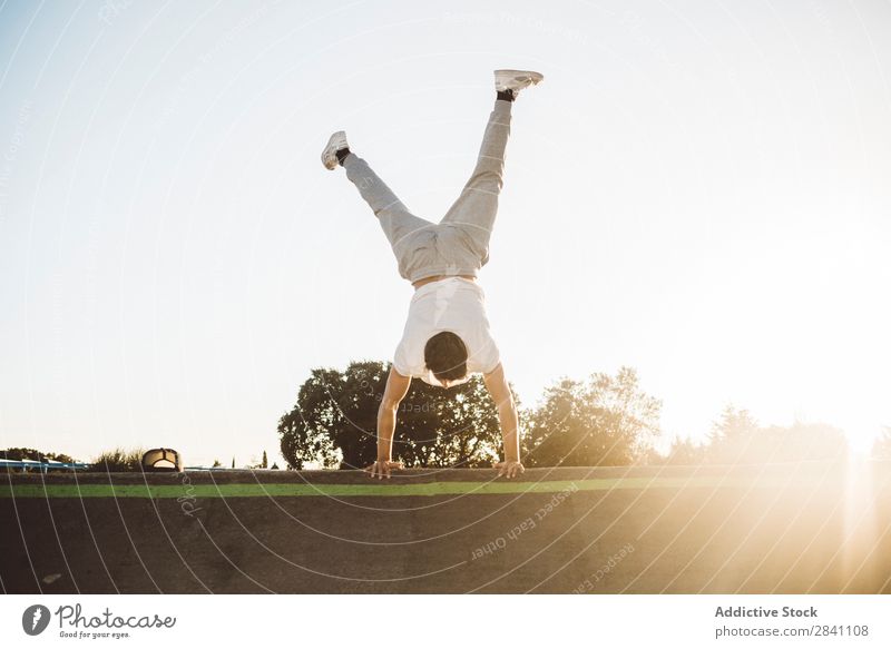 Chico Parkour Mensch Gleichgewicht Hand Mann verrichtend Le Parkour hintergrundbeleuchtet Sport Jugendliche Lifestyle Aktion Athlet Höhe Trick Sonnenuntergang