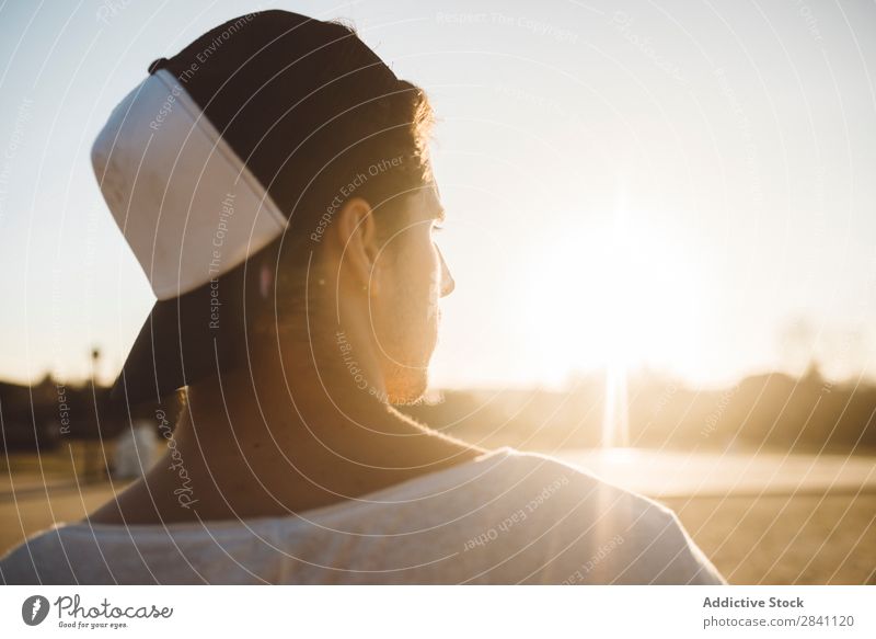 Chico Parkour Mann selbstbewußt bewundernd Sonnenuntergang Stadt Coolness sportlich hintergrundbeleuchtet Porträt Jugendliche Mode Stil modern gutaussehend weiß