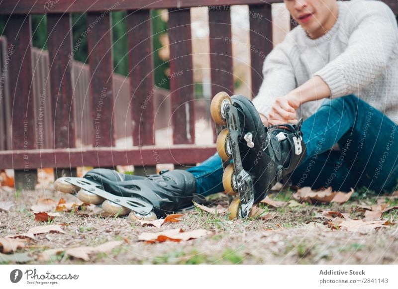 Kleiner Junge im Park Erwachsene Herbst attraktiv Hintergrundbild brünett lässig Coolness niedlich Mode Ausdruck expressiv Blume Typ Brillenträger intensiv
