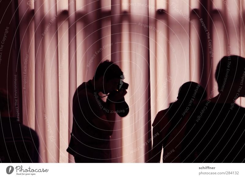 Immer diese Paparazzi... Mensch 3 violett rosa schwarz geheimnisvoll Menschengruppe Fotografie Fotografieren Paparazzo Silhouette Vorhang Falte Faltenwurf