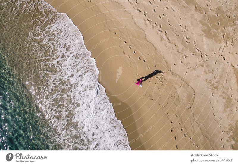 Fotografische Luftaufnahme einer Frau beim Laufen. oben Aktion Fluggerät Athlet Strand üben sportlich Fitness Mädchen Gesundheit Jogger Joggen Lifestyle