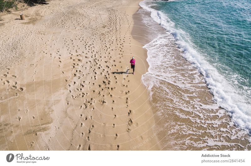 Fotografische Luftaufnahme einer Frau beim Laufen. oben Aktion Fluggerät Athlet Strand üben sportlich Fitness Mädchen Gesundheit Jogger Joggen Lifestyle