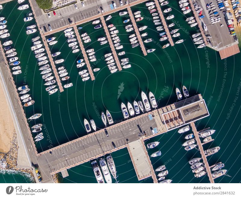 Luftaufnahmen eines Fischereihafens im Mittelmeer. Fluggerät Bucht Strand schön blau Wasserfahrzeug Großstadt Küste Ausflugsziel Auge Fischereiwirtschaft Hafen