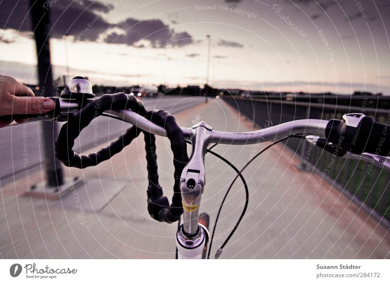flügelweg. Hand Verkehr Straße fahren Fahrrad Fahrradfahren Fahrradlenker Schloss Abendsonne Brückengeländer Himmel Wolken Damenfahrrad Farbfoto Außenaufnahme