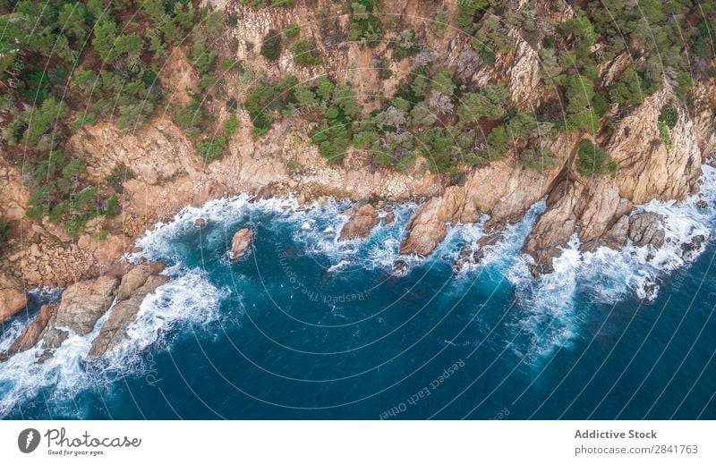 Luftaufnahmen einer Küstenlinie mit Wellen und Felsen Fluggerät Hintergrundbild Strand schön blau brava Katalonien Klippe Rippen de Ausflugsziel Girona