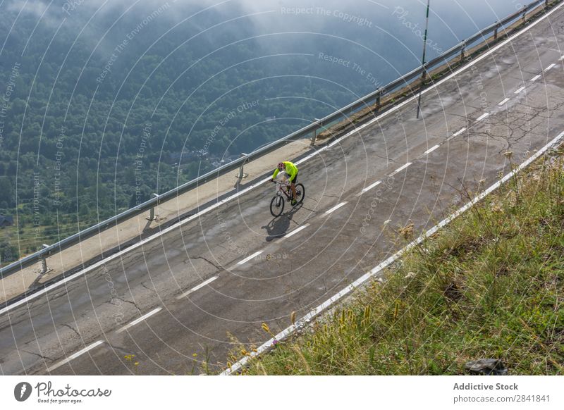Radfahrer auf einer Bergstraße Fahrradfahren Zyklus Straße üben Motorradfahren Sport Natur Geschwindigkeit Abenteuer Gesundheit Aktion Sommer Fitness Helm