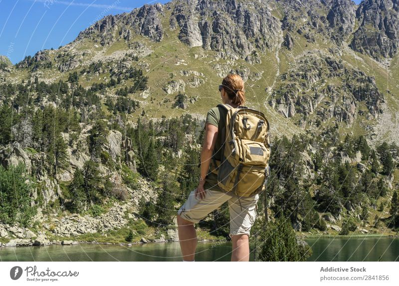 Sportler, der durch alle Pyrenäen zieht. Abenteuer alpin Altimeter Aran Islands schön katalanisch Katalonien Umwelt Europa Wald grün wandern Landschaft lleida