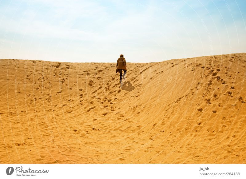 Wüste wandern 1 Mensch Natur Urelemente Sand Himmel Hügel Strand Unendlichkeit Düne Fußspur erklimmmen Horizont Ferne Sandfläche Berg aufsteigen ungewiss