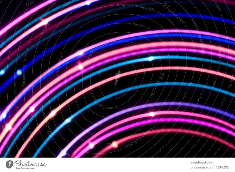 Violette Bögen von funkelndem Licht Informationstechnologie Linie hell blau violett rosa türkis Macht Tatkraft Farbe Kurve fett farbenfroh bunt Hintergrund