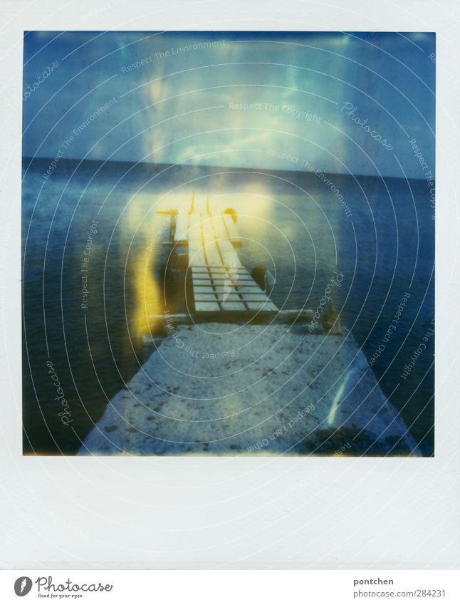 Polaroid. Steg aus Holz führt ins Meer. Natur Wasser Himmel Sommer Küste blau Ente Neigung Farbfoto Außenaufnahme Textfreiraum unten Tag
