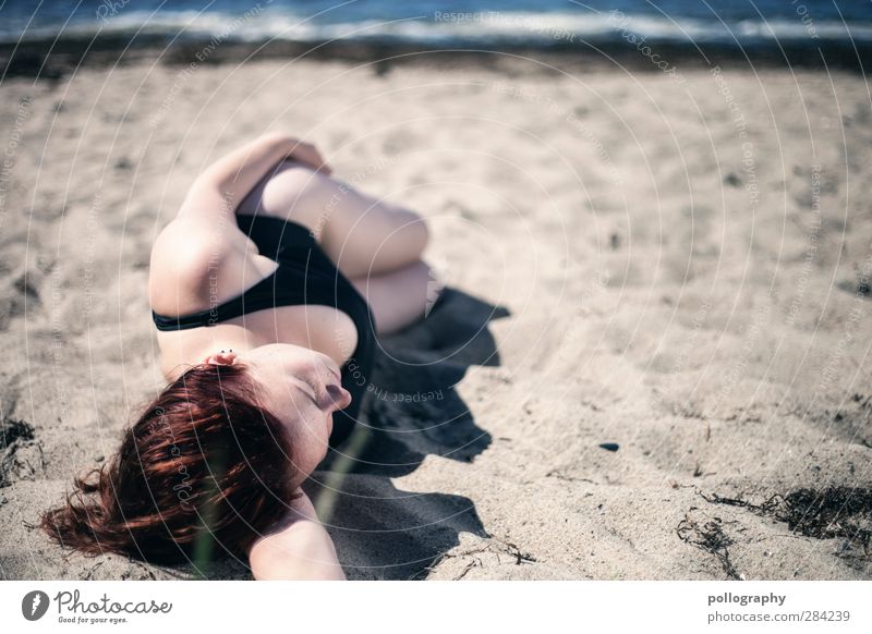 Siesta am Strand (II) Mensch feminin Junge Frau Jugendliche Erwachsene Leben Körper 1 18-30 Jahre Natur Erde Sand Sommer Schönes Wetter Wellen Küste Ostsee Meer