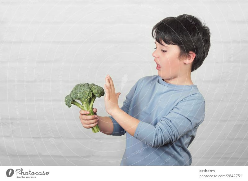 Kind mag keinen Brokkoli. Lebensmittel Gemüse Ernährung Essen Vegetarische Ernährung Diät Lifestyle Gesunde Ernährung Übergewicht Mensch maskulin Kindheit 1