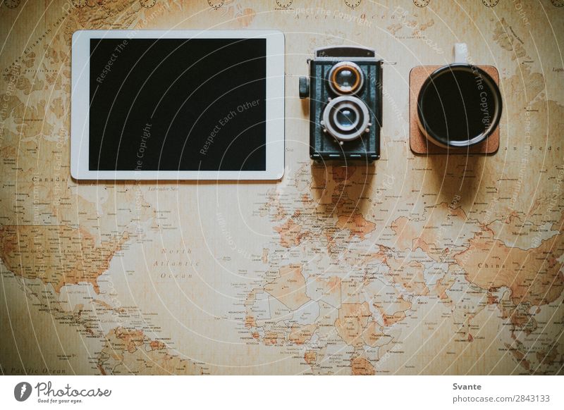 Draufsicht auf das iPad auf der Weltkarte Lifestyle Stil Design Ferien & Urlaub & Reisen Abenteuer Städtereise Expedition Tablet Computer Flachlegung Kaffee