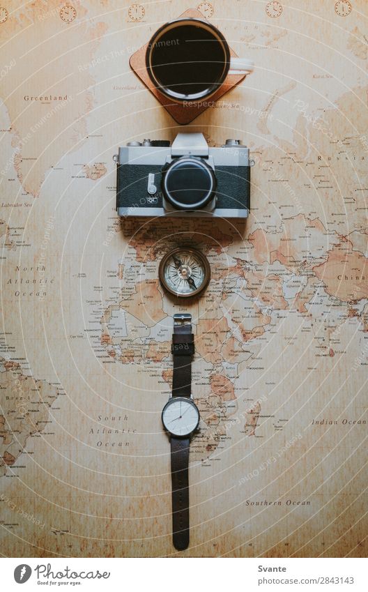 Draufsicht von Uhr und Kamera auf der Weltkarte Getränk Heißgetränk Kaffee Tee Tasse Becher Ferien & Urlaub & Reisen Ausflug Abenteuer Expedition Kompass planen