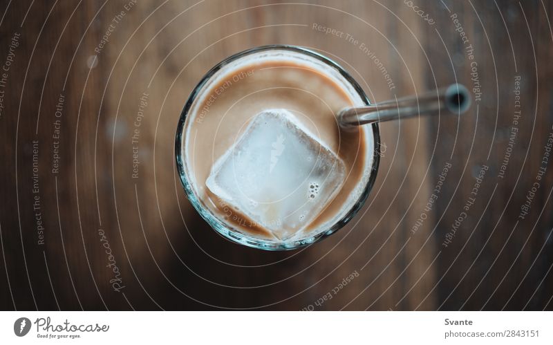 Draufsicht auf Eiskaffee Getränk Erfrischungsgetränk Kaffee Latte Macchiato Glas Trinkhalm kaufen Berlin Coolness kalt Freude Frühstück Eiswürfel Holztisch