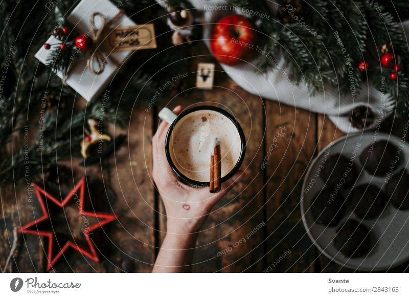 Draufsicht auf Kaffeetasse und Weihnachtsdekoration Getränk Heißgetränk Kakao Latte Macchiato Espresso Lifestyle Stil Winter Frau Erwachsene Hand 1 Mensch