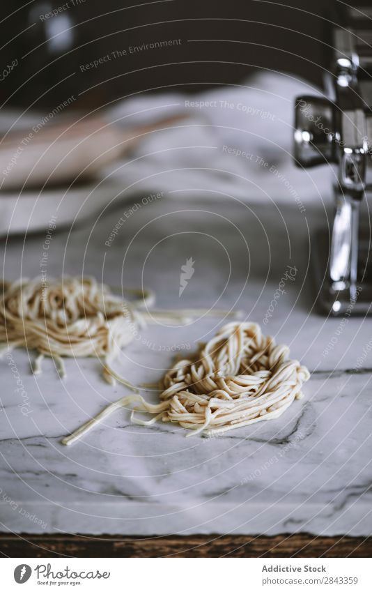 Rohteigwaren auf Marmorgrund Spätzle roh Anhäufung Lebensmittel Zutaten Mahlzeit Gesundheit kochen & garen Italienisch Weizen Essen zubereiten Diät Koch