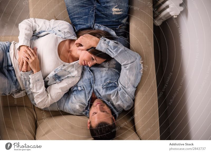 Paar entspannt auf der Couch heimwärts Erholung Glück Mann Wohnzimmer lügen schlafen ruhen Sofa Liege Frau Liebe Zusammensein Haus lässig schön 2 Lifestyle