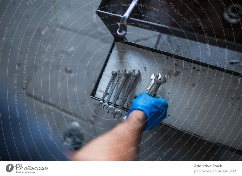 Mechanisches Aufräumen von Werkzeugen Automechaniker Reparatur Mitarbeiter Schraubenschlüssel organisieren Sortierung Industrie Flugzeugwartung Werkstatt