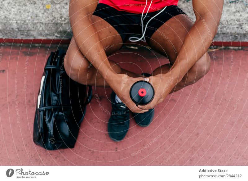 Zufriedener Sportler nach dem Training, der im Freien posiert. Mann sportlich Musik Erholung Körperhaltung PDA Technik & Technologie Aktion Motivation Kopfhörer