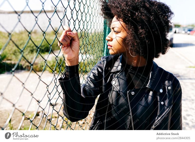 Trendiges schwarzes Mädchen auf der Straße Frau einzigartig Körperhaltung Jugendliche Stil Afrikanisch Zeitgenosse Menschliches Gesicht Model Bekleidung modisch