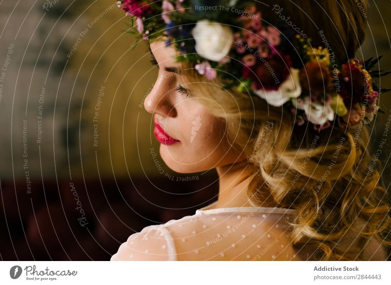 Hübsche Frau mit Blumengirlande Kränze Girlande Grabkränze Augen geschlossen genießen hübsch Kopfschmuck Braut elegant Kleid Beautyfotografie Kittel weiß Mode