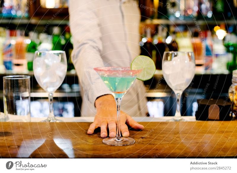 Hand des Barkeepers mit Cocktail Mann Theke Glas Vorbereitung Party Alkohol trinken Restaurant Barmann Nachtleben rühren Pub Getränk Nachtclub professionell