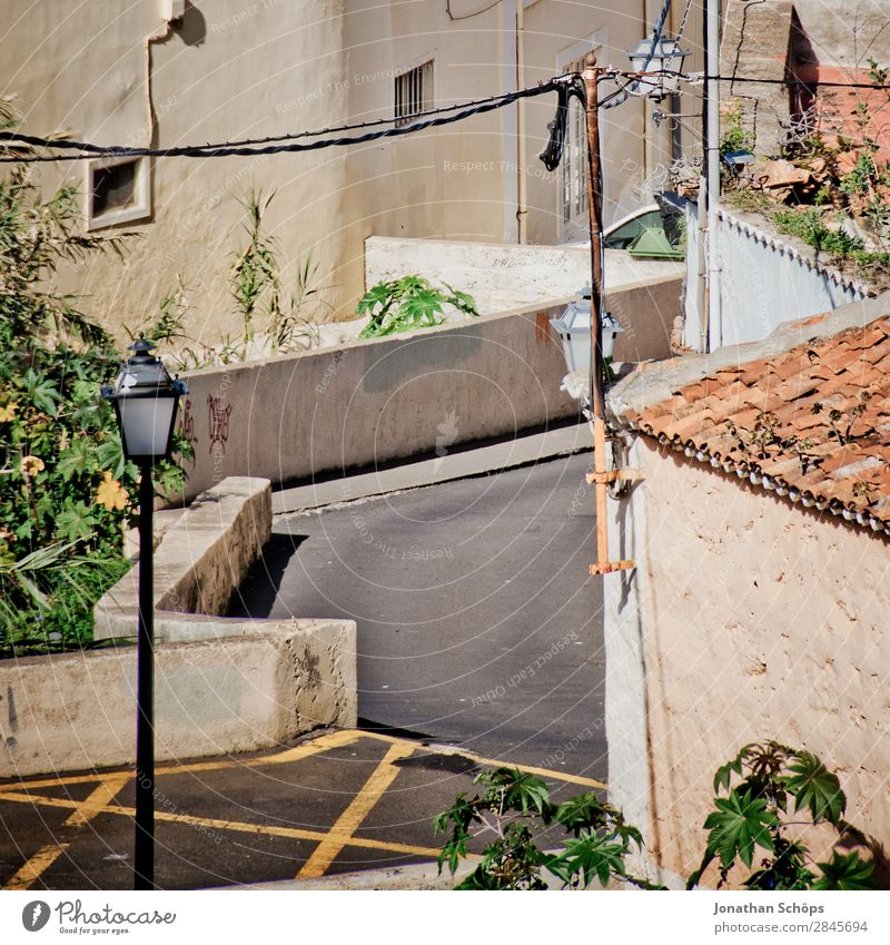 Straße in La Orotava, Teneriffa Stadt Haus Gebäude Fassade Spanien Reisefotografie Dach veraltet Farbfoto Außenaufnahme Menschenleer Tag Mittagssonne Siesta