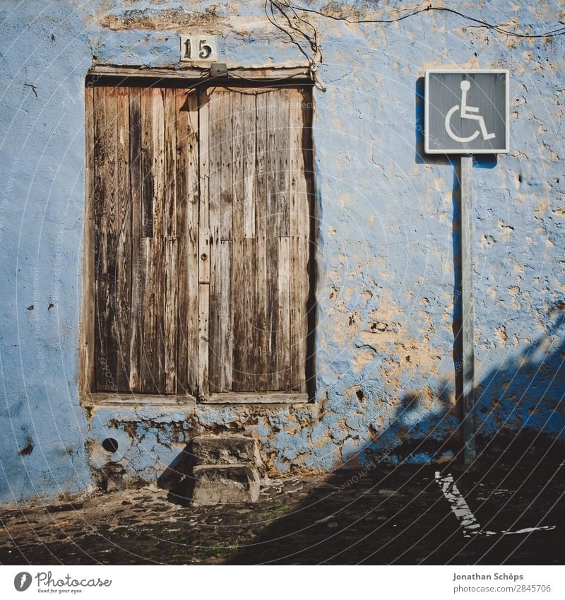 Behindertenparkplatz in La Orotava, Teneriffa Haus Gebäude Erholung Fassade Spanien Reisefotografie veraltet Farbfoto Außenaufnahme Menschenleer Tür Holz