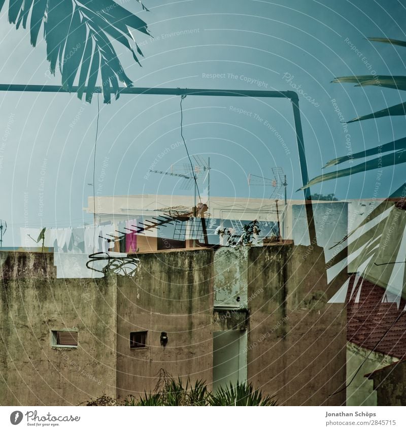 Mehrfachbelichtung in Puerto de la Cruz, Teneriffa Stadt Haus Gebäude Fassade blau Spanien Reisefotografie Dach Fernsehtechniker veraltet Farbfoto Außenaufnahme