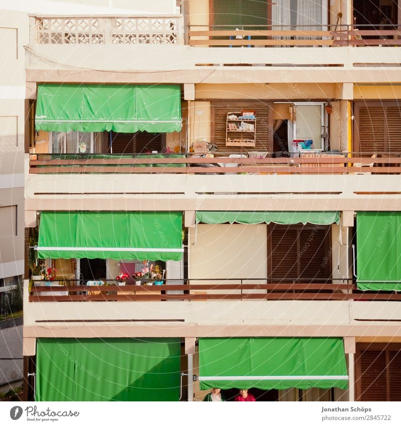 Balkone auf Teneriffa Stadt ästhetisch Häusliches Leben Puerto de la Cruz Hochhaus Balkondekoration Geometrie gleich grün Markise Geländer Stadtzentrum