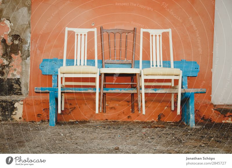 Drei Stühle auf einer Bank, Puerto de la Cruz, Teneriffa Fassade blau orange weiß Farbe Stuhl Sitzreihe Stuhlreihe 3 Wand Spanien Kanaren südländisch Wärme