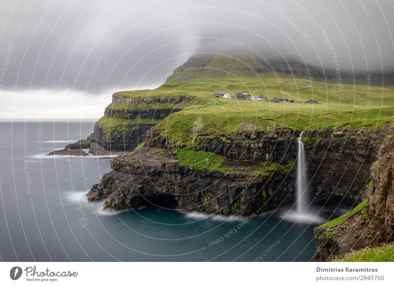 Blick auf den Mulafossur-Wasserfall auf den Färöer-Inseln Umwelt Natur Landschaft Himmel Felsen Berge u. Gebirge Wellen Küste Fischerdorf entdecken schön