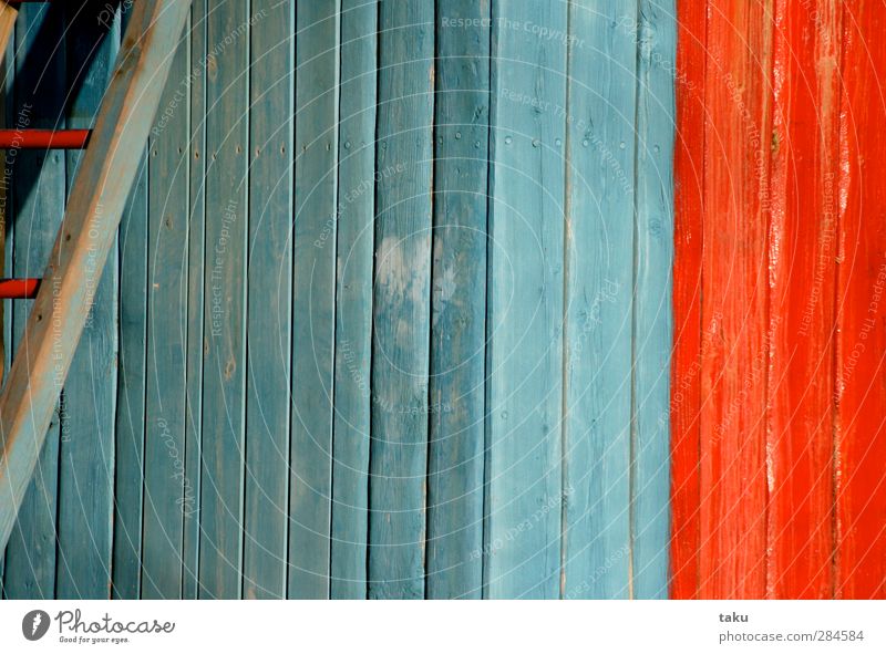 ...PAINT... Kunst Gemälde Architektur Mauer Wand Treppe Holz Linie Streifen einfach blau rot Design Farbfoto mehrfarbig Außenaufnahme Nahaufnahme Menschenleer