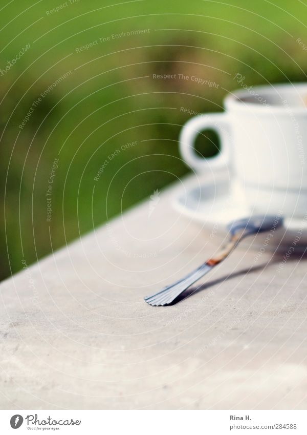 Kaffeepause II Tasse Löffel Schönes Wetter authentisch Pause Farbfoto Außenaufnahme Menschenleer Schwache Tiefenschärfe