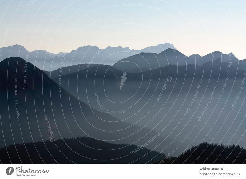 Ferne Landen Berge u. Gebirge Alpenvorland Herzogstand Landschaft Nebel Nebelschleier blau Hintergrundbild Bayern oben Gipfel Schneebedeckte Gipfel hoch