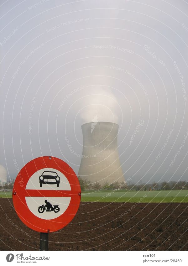 radioactivity don’t drive Verkehrsschild Kernkraftwerk Feld Wiese rot Atom Wissenschaften fahrverbot blau Kühlturm