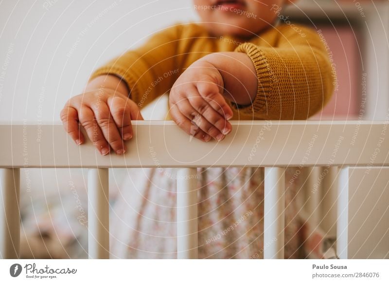 Untere Sektion eines Mädchens, das zu Hause auf dem Kinderbett steht Babybett Kleinkind heimwärts Lifestyle Leben farbenfroh Farbe gelb niedlich Freude Glück