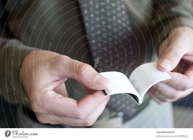 Mann liest winziges Taschen-Notizbuch lesen Erwachsene Körper Hand Finger 1 Mensch 30-45 Jahre Buch klein grün weiß leer Geschäftsmann Notebook Page forschen
