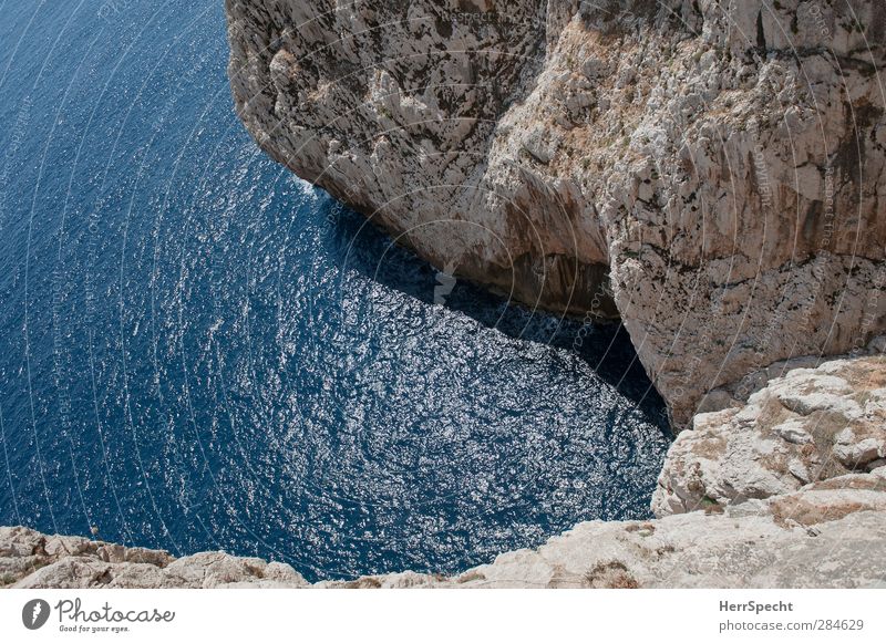 Spring doch! Sommer Schönes Wetter Felsen Wellen Küste Bucht Fjord Meer grau Angst Höhenangst Respekt Schlucht Klippe Mittelmeer Italien Sardinien gefährlich