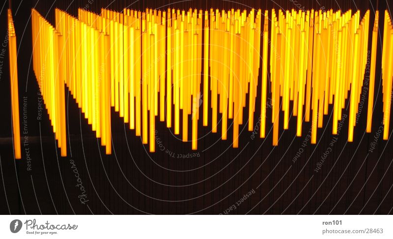 magicsticks yellow Lampe Stab Beleuchtung orange gold Leuchtstab Lichtstreifen Lichtobjekt Leuchtkraft Vor dunklem Hintergrund gelb-orange Symmetrie Geometrie