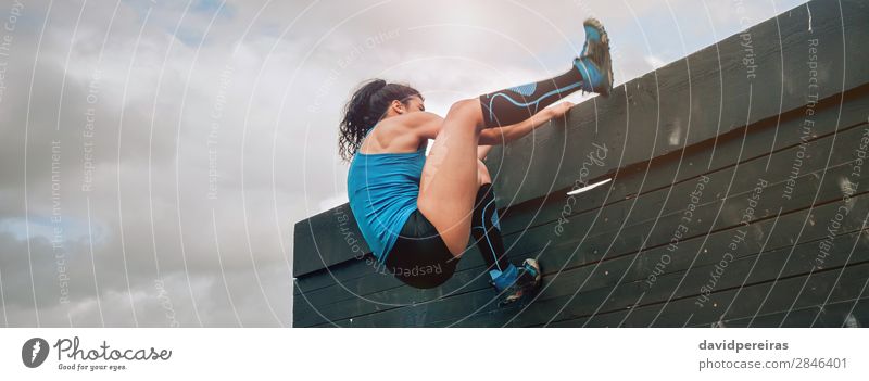Frau im Hindernisparcours an der Kletterwand Lifestyle Sport Klettern Bergsteigen Internet Mensch Erwachsene Turnschuh stark anstrengen Energie Konkurrenz