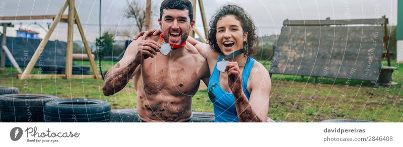 Athleten mit Medaillen nach dem Rennen Glück Spielen Feste & Feiern Sport Erfolg Internet Mensch Frau Erwachsene Mann Paar Hand Lächeln lachen Konkurrenz zeigen