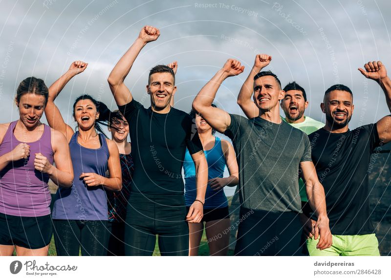 Gruppe bereit zum Start des Hindernislaufs Lifestyle Glück Sport Mensch Frau Erwachsene Mann Menschengruppe Fitness Lächeln authentisch stark schwarz Beginn